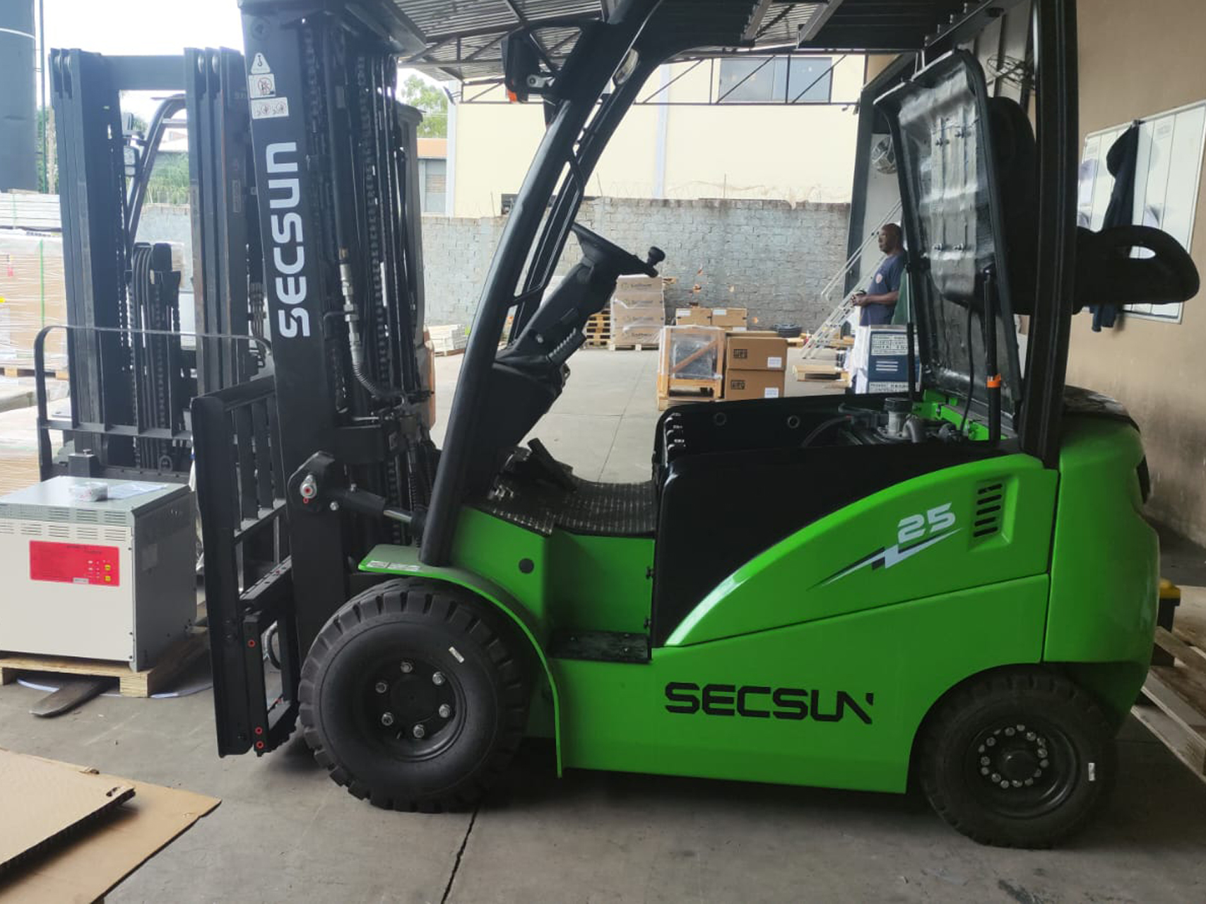 Brazilian Customer Receives SECSUN 2.5 Ton Electric Forklift