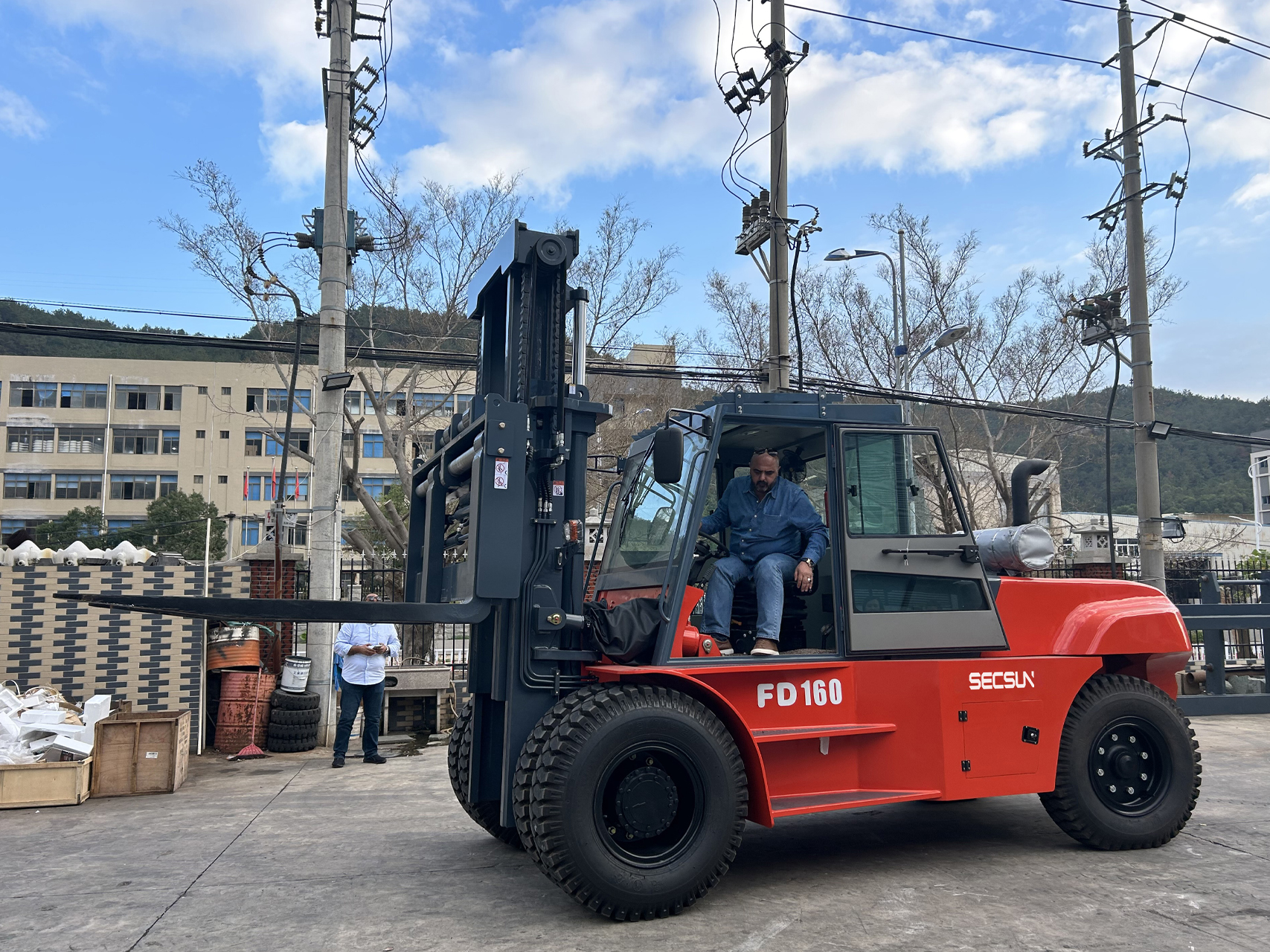 A Satisfied Visit: Jordanian Client's Experience at SECSUN’s Large Forklift Factory