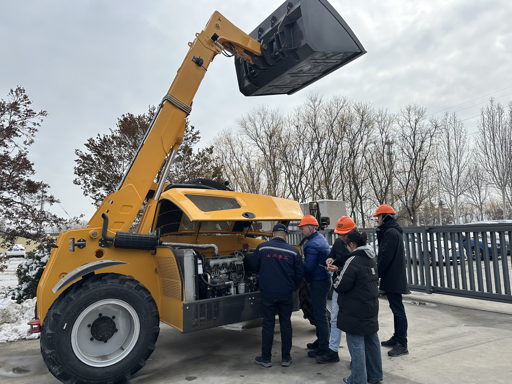 SECSUN Welcomes Belarusian Customer for Telescopic Forklift Inspection