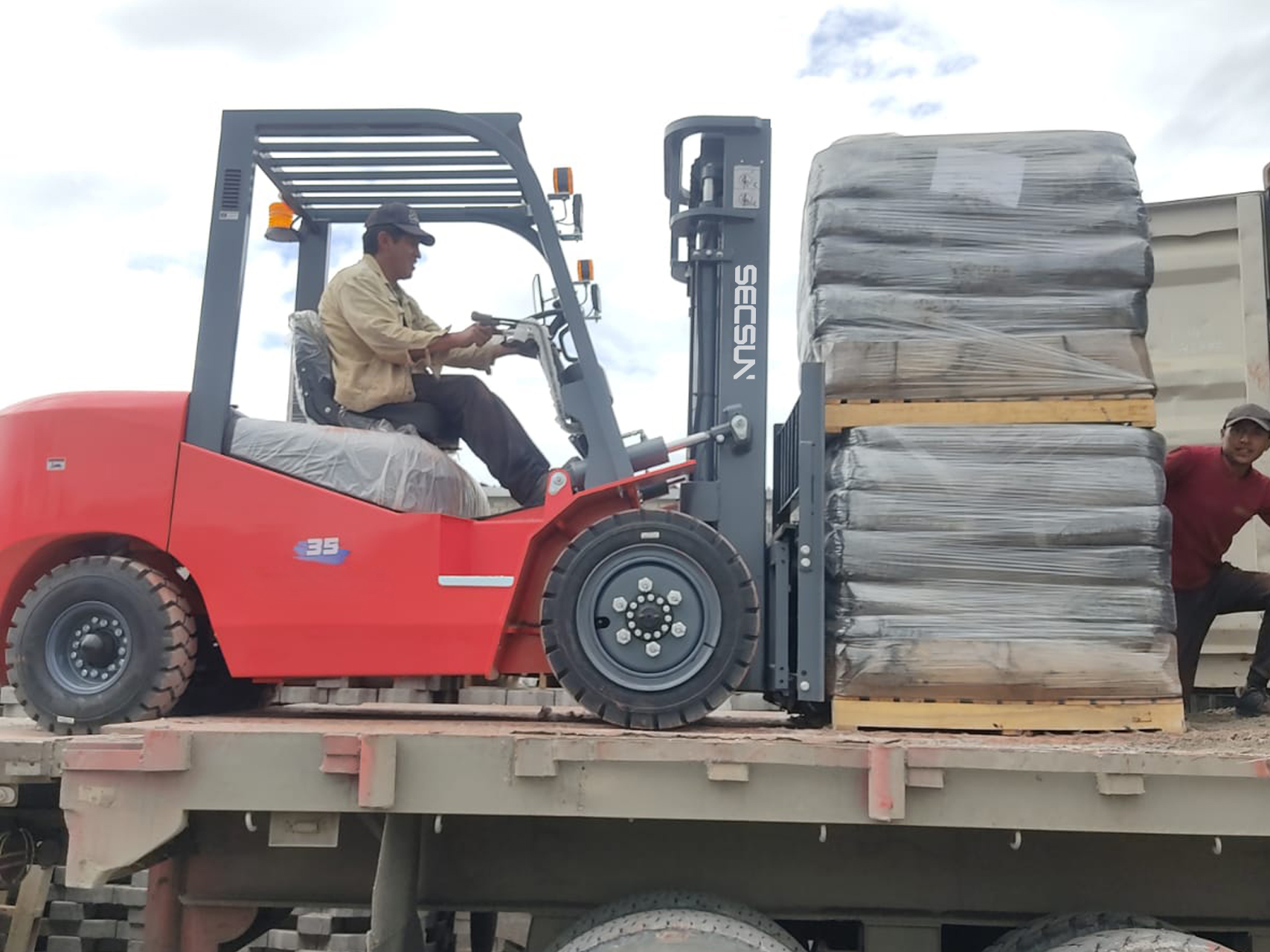 Ecuadorian Customer Delighted with SECSUN's 3.5 Ton Diesel Forklift