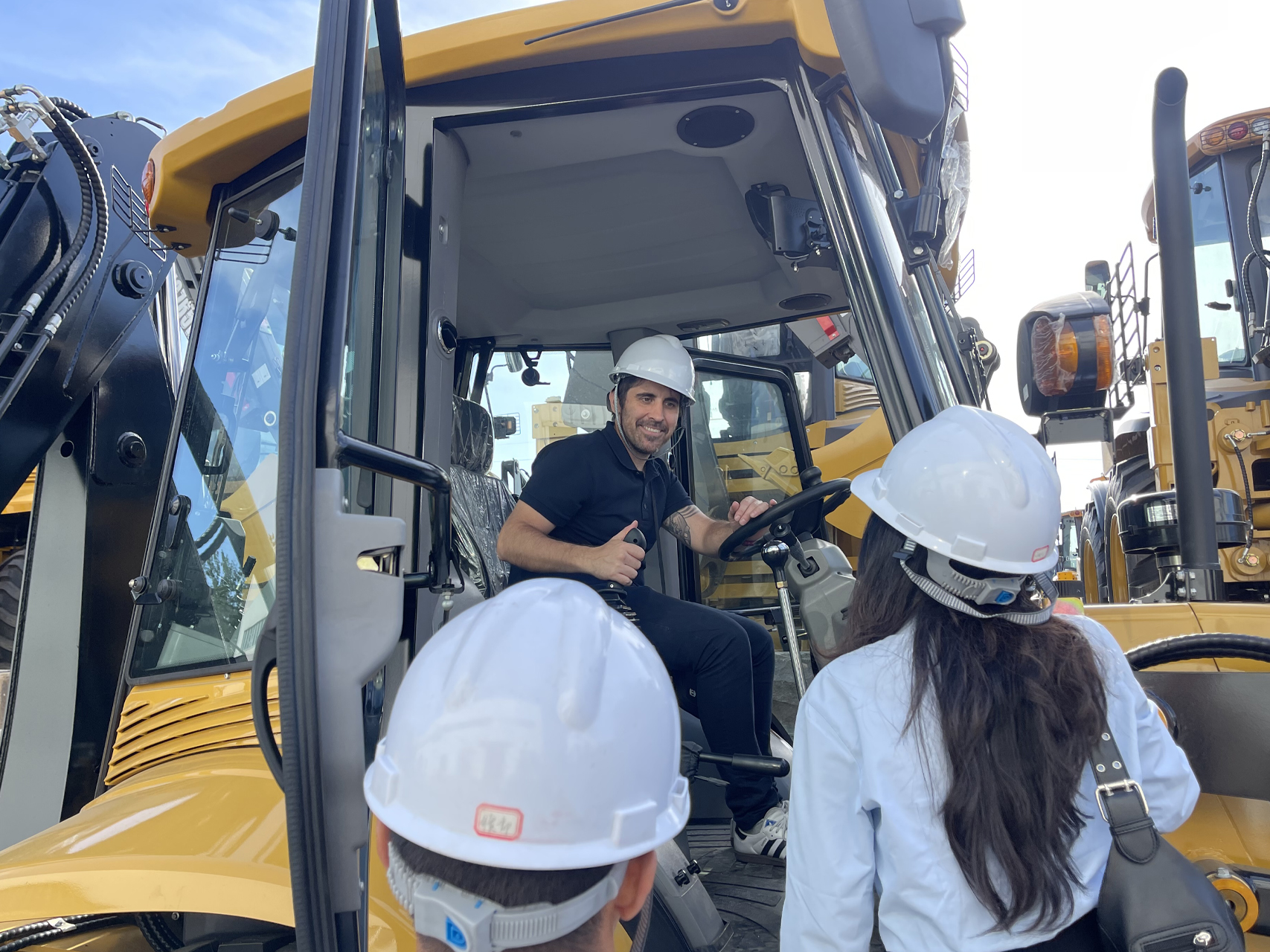 Argentine Customer Visits SECSUN Wheel Loader Factory