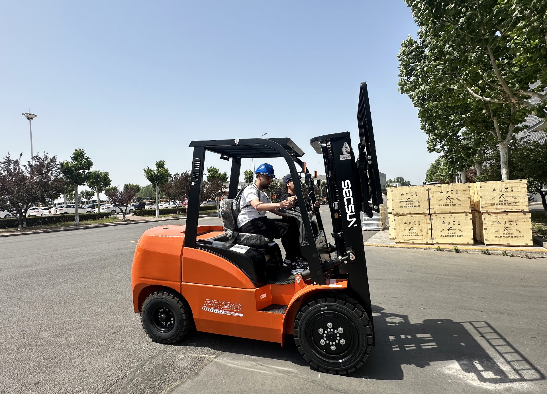 Brazilian Customer Tours SECSUN Forklift Factory in China