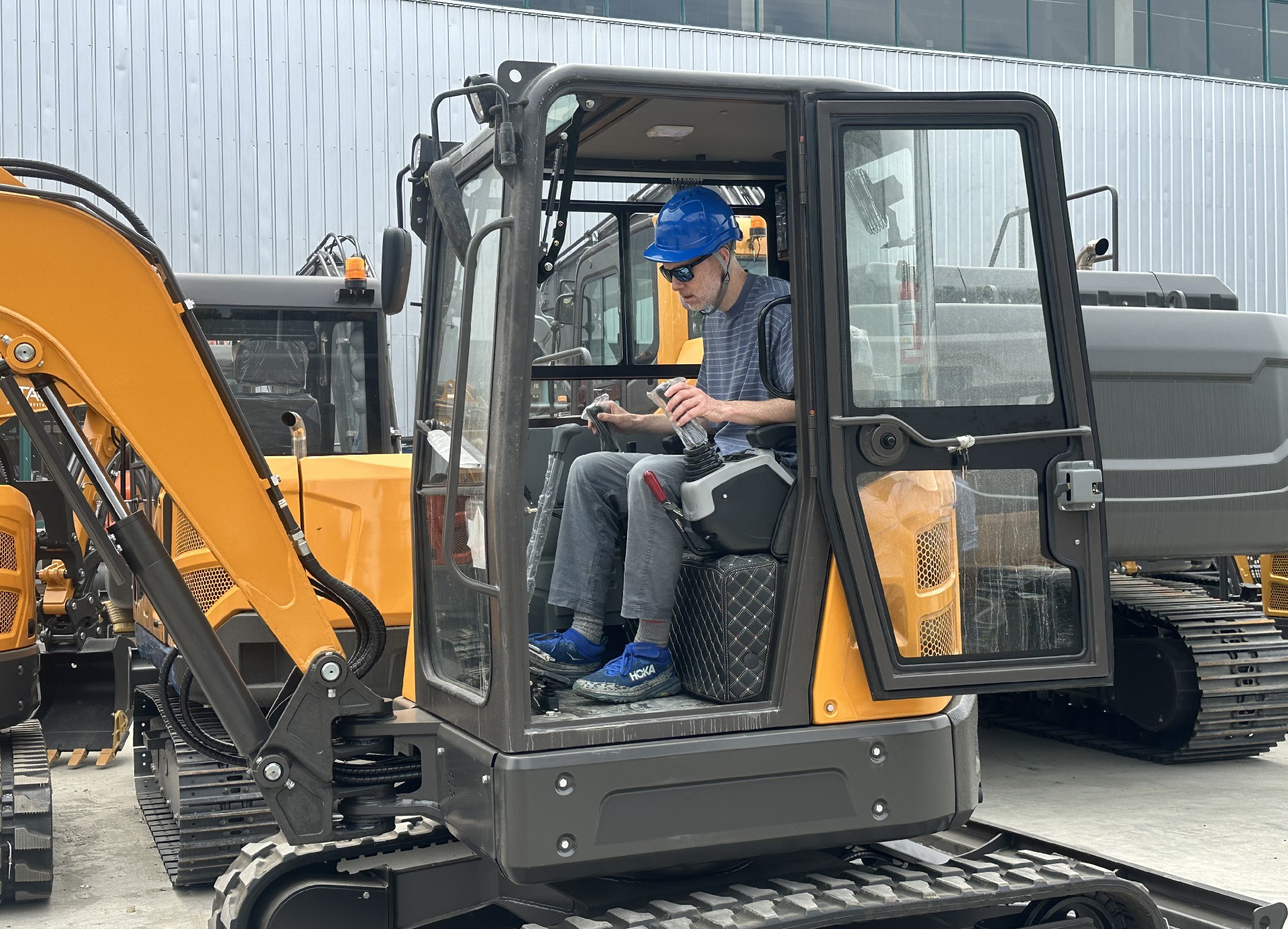 American Customers Wowed by SECSUN Excavator Factory Tour!
