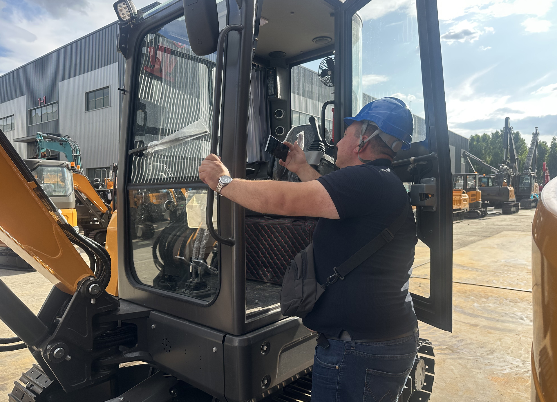 Georgian Customer Highly Satisfied with SECSUN Excavator Factory Visit in China