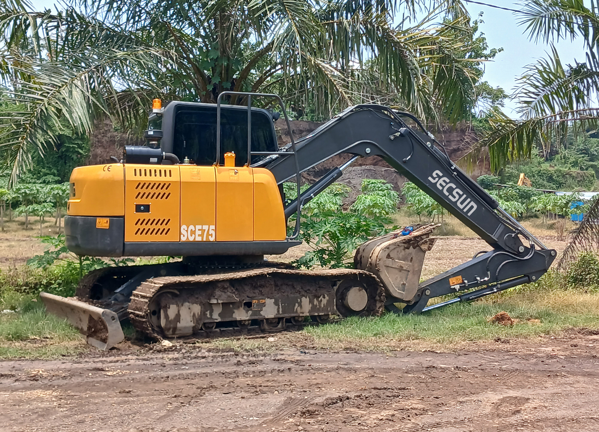 Indonesian Customer Delighted with SECSUN's 7.5 Ton Crawler Excavator​