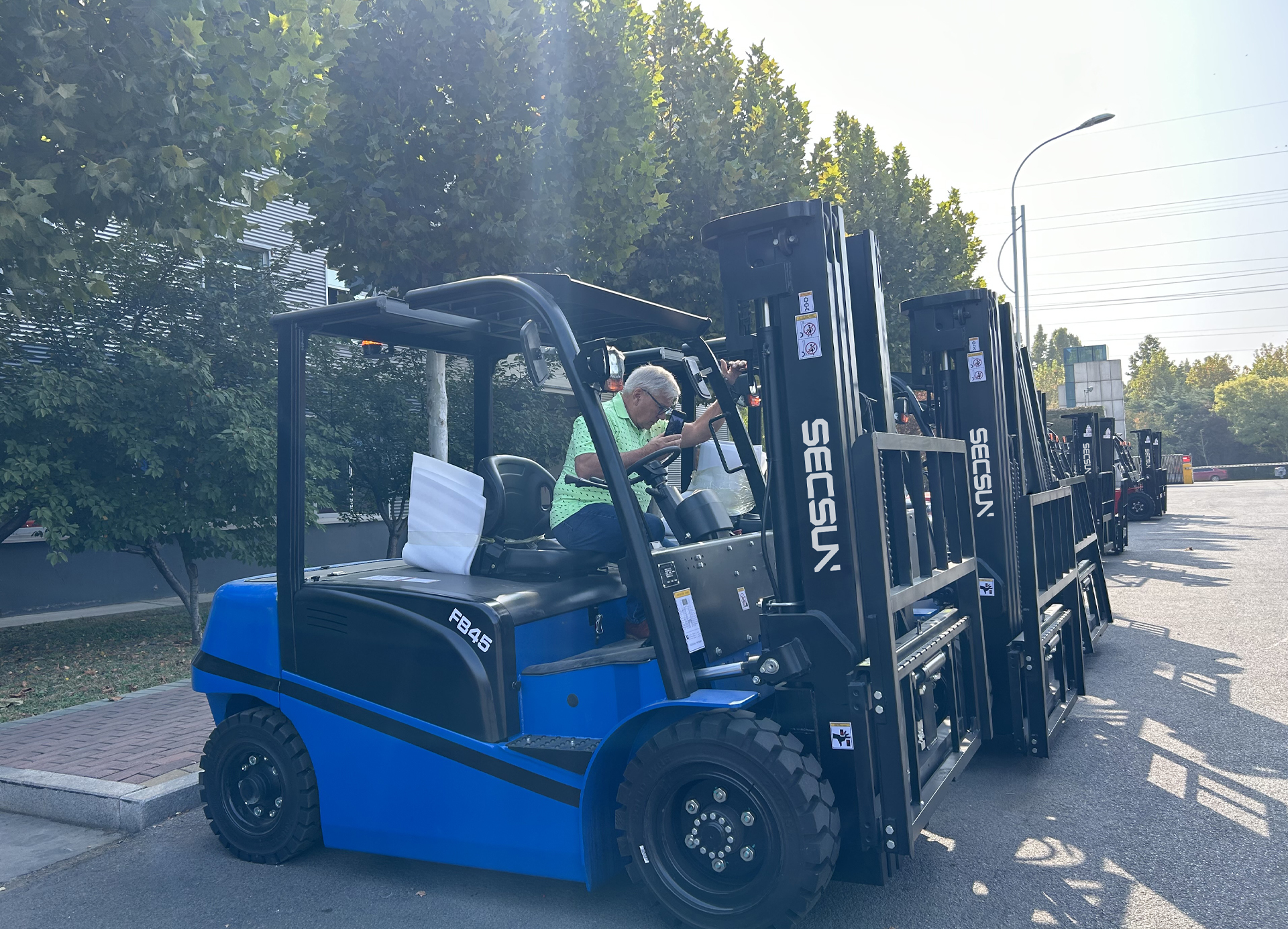 American Customers Impressed by SECSUN Forklift Factory Visit!​
