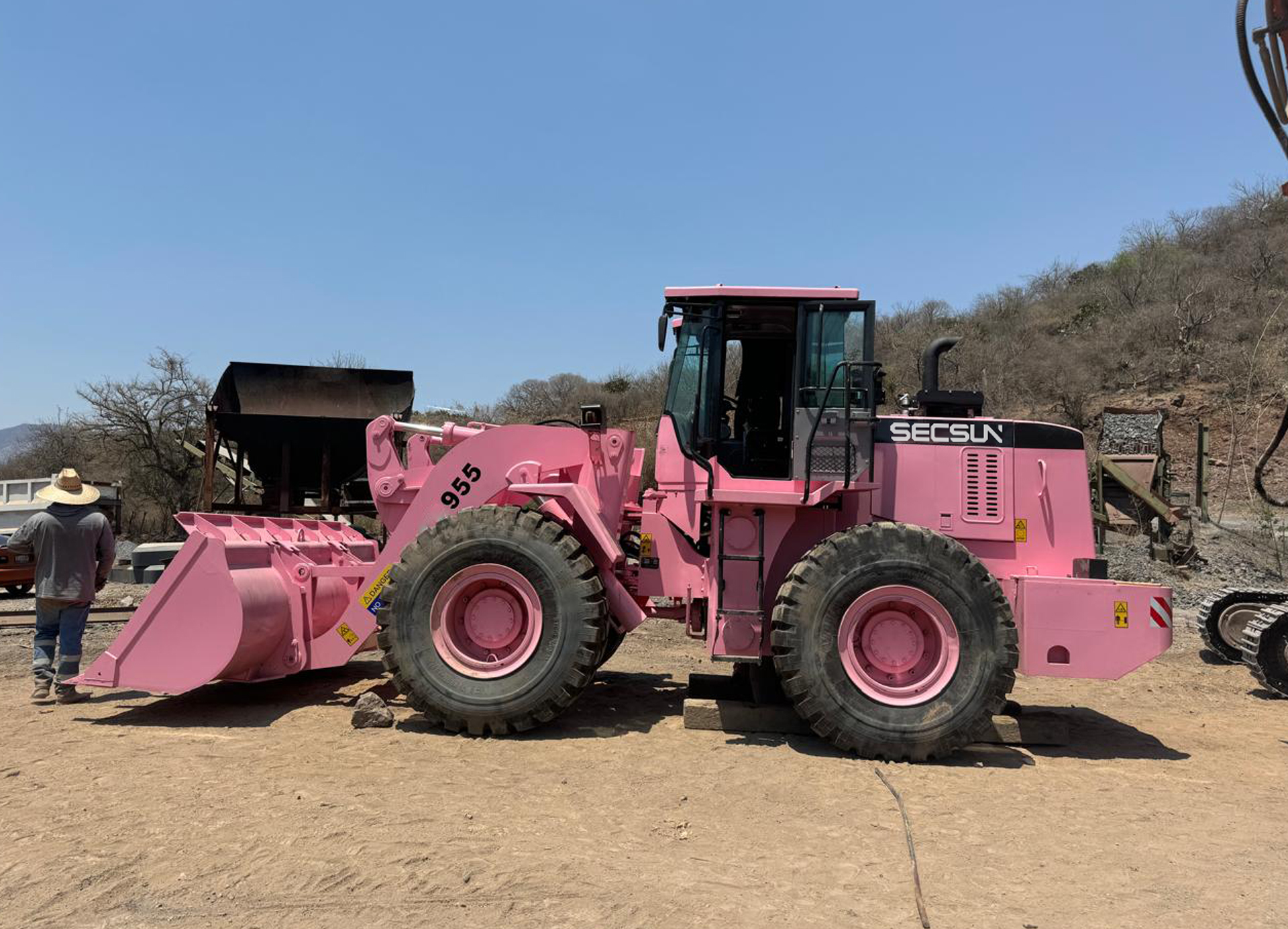 Mexican Customer Thrilled with SECSUN Custom Pink 5 Ton Wheel Loader – Shining on Job Sites!​​