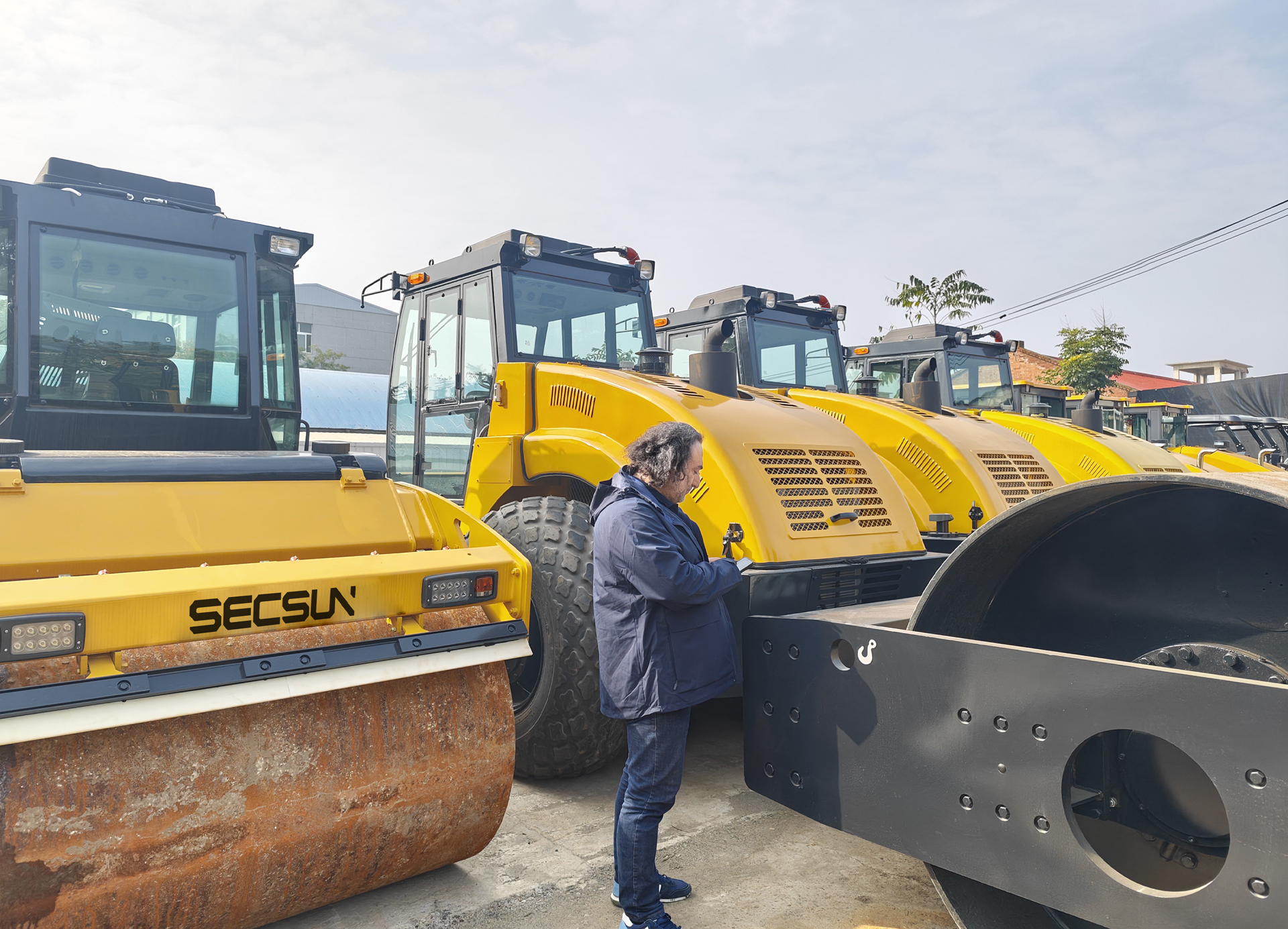 Kazakhstani Customers Explore SECSUN’s Roller & Bulldozer Factory in China – Experience Manufacturing Precision Firsthand!