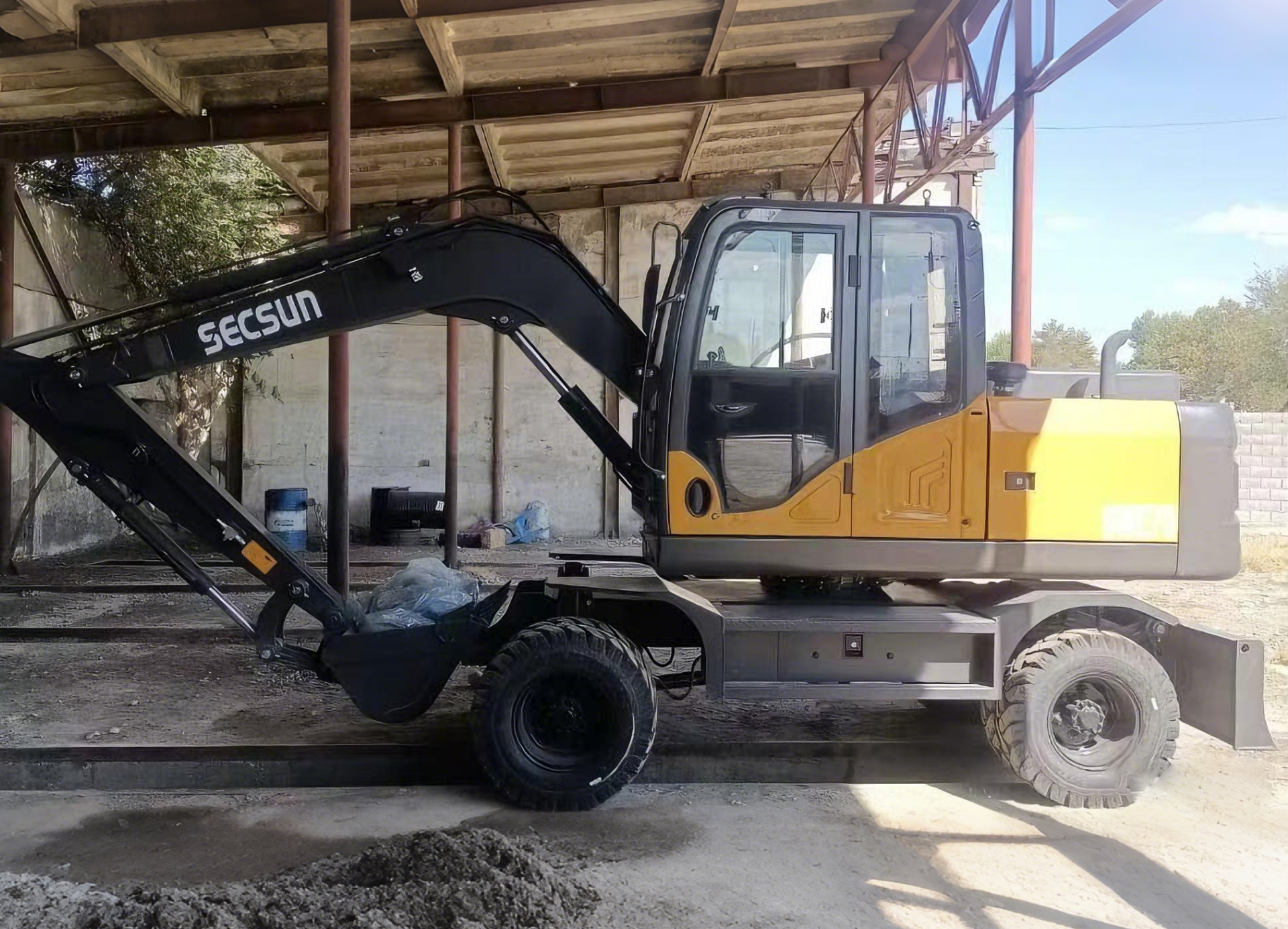 Kazakhstani Distributor Satisfaction Feedback: SECSUN 7 Ton Wheel Excavator Wins Market Praise!