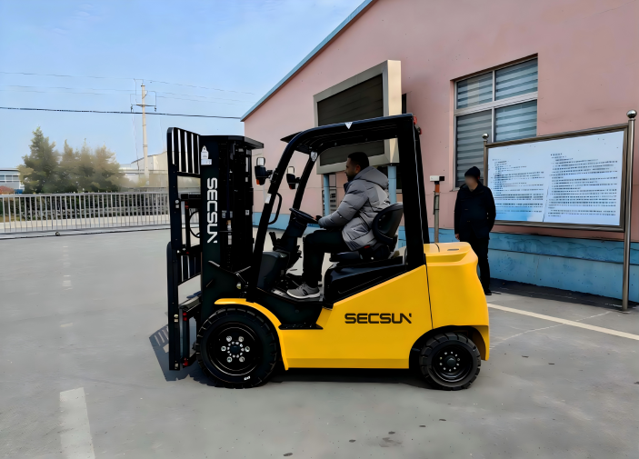 Egyptian Clients Experience the Future: Hands-On with SECSUN’s Advanced Lithium-Powered Forklifts