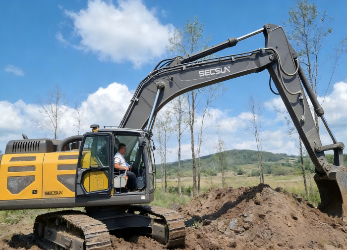 Romanian Customer Site Report: SECSUN Crawler Excavator Efficiently Working on Grassland Earthmoving Project